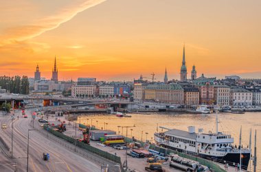 STOCKHOLM, SWEDEN - 26 Temmuz 2014: Stockholm, İsveç 'te şehir manzarası, gün batımında rıhtımdaki binaların manzarası