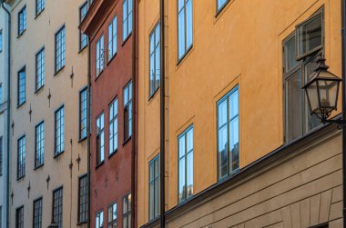 İsveç 'in eski Stockholm kasabası Gamla Stan' deki renkli evlerin mimari ayrıntıları