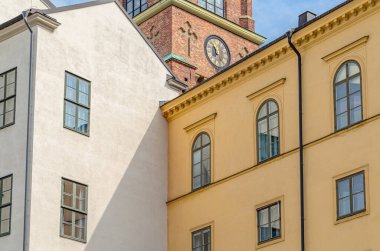 İsveç 'in eski Stockholm kasabası Gamla Stan' deki renkli evlerin mimari ayrıntıları