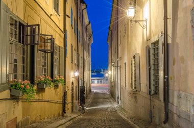 İsveç 'in eski Stockholm kasabası Gamla stan' daki renkli evlerin gece manzarası