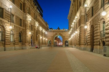 İsveç 'in eski Stockholm kasabası Gamla stan' daki renkli evlerin gece manzarası