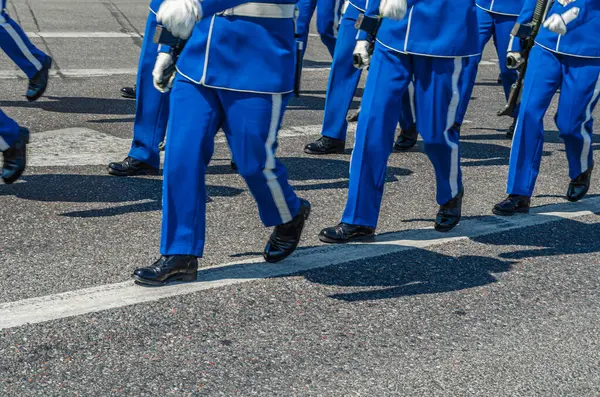 STOCKHOLM, SWEDEN - 26 Temmuz 2014: İsveç Kraliyet Sarayı yakınlarındaki İsveç Kraliyet Muhafızları geçit töreni, nöbetçi değişiminin bir parçası olarak