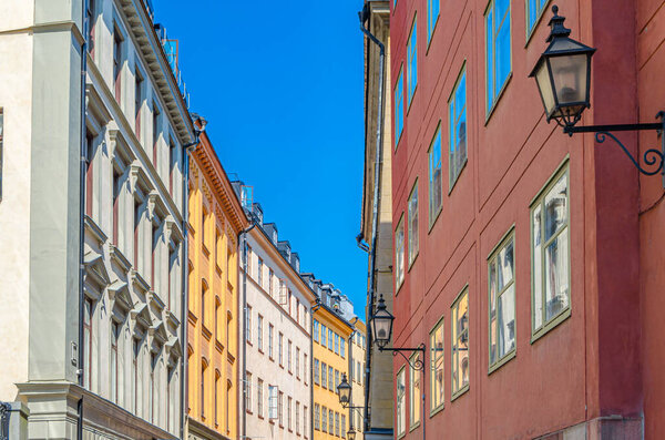 Архитектурные детали красочных домов в Гамла стане, старом городе Стокгольма, Швеция