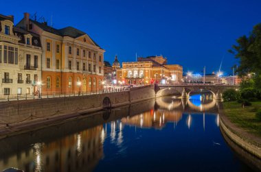 Stockholm, İsveç 'teki şehir manzarası, rıhtımdaki binaların alacakaranlığında manzara.