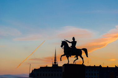 Stockholm, İsveç 'te alacakaranlıkta rıhtımdaki binaların silueti.