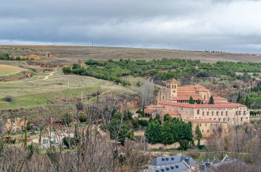 İspanya 'nın Segovia şehrinin hemen dışındaki Parral Manastırı' nın (Santa Maria del Parral Manastırı) Segovia 'daki Alcazar manzarasına bakın.