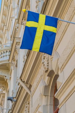 Bir binanın cephesinde asılı İsveç bayrağı