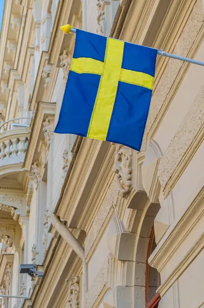 Bir binanın cephesinde asılı İsveç bayrağı