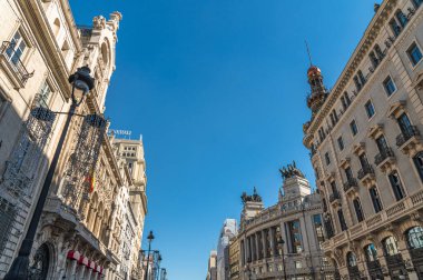 MADRID, SPAIN - NOVEMBER 10, 2022: Madrid 'deki Alcala caddesinin tarihi binaları: Casino de Madrid, Galeria Canalejas, Banco de Bilbao Building ve Generali Building
