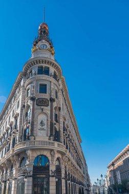 MADRID, İspanya - NOVEMBER 10, 2022: Galeria Canalejas ön cephesi, eski Palacio de la Equitativa 'da yer alan, Madrid, İspanya' da lüks ve haute mutfağının bir simgesidir. Prestijli moda, kaliteli mücevher mağazaları var.