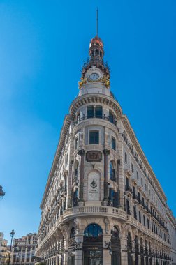 MADRID, İspanya - NOVEMBER 10, 2022: Galeria Canalejas ön cephesi, eski Palacio de la Equitativa 'da yer alan, Madrid, İspanya' da lüks ve haute mutfağının bir simgesidir. Prestijli moda, kaliteli mücevher mağazaları var.