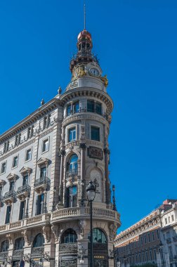 MADRID, İspanya - NOVEMBER 10, 2022: Galeria Canalejas ön cephesi, eski Palacio de la Equitativa 'da yer alan, Madrid, İspanya' da lüks ve haute mutfağının bir simgesidir. Prestijli moda, kaliteli mücevher mağazaları var.