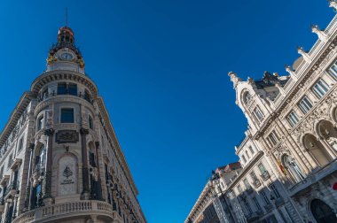 MADRID, İspanya - NOVEMBER 10, 2022: Galeria Canalejas ön cephesi, eski Palacio de la Equitativa 'da yer alan, Madrid, İspanya' da lüks ve haute mutfağının bir simgesidir. Prestijli moda, kaliteli mücevher mağazaları var.