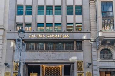 MADRID, İspanya - NOVEMBER 10, 2022: Galeria Canalejas ön cephesi, eski Palacio de la Equitativa 'da yer alan, Madrid, İspanya' da lüks ve haute mutfağının bir simgesidir. Prestijli moda, kaliteli mücevher mağazaları var.