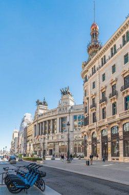 MADRID, İspanya - NOVEMBER 10, 2022: Galeria Canalejas ön cephesi, eski Palacio de la Equitativa 'da yer alan, Madrid, İspanya' da lüks ve haute mutfağının bir simgesidir. Prestijli moda, kaliteli mücevher mağazaları var.