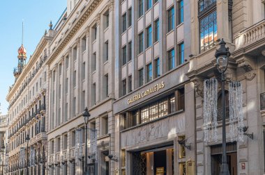 MADRID, İspanya - NOVEMBER 10, 2022: Galeria Canalejas ön cephesi, eski Palacio de la Equitativa 'da yer alan, Madrid, İspanya' da lüks ve haute mutfağının bir simgesidir. Prestijli moda, kaliteli mücevher mağazaları var.