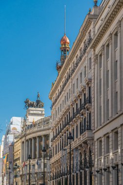 MADRID, İspanya - NOVEMBER 10, 2022: Galeria Canalejas ön cephesi, eski Palacio de la Equitativa 'da yer alan, Madrid, İspanya' da lüks ve haute mutfağının bir simgesidir. Prestijli moda, kaliteli mücevher mağazaları var.