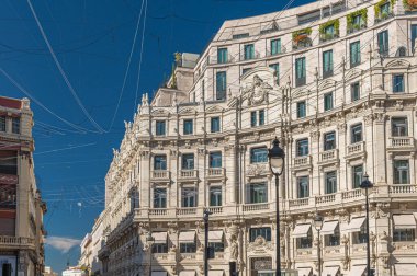 MADRID, İspanya - NOVEMBER 10, 2022: Galeria Canalejas ön cephesi, eski Palacio de la Equitativa 'da yer alan, Madrid, İspanya' da lüks ve haute mutfağının bir simgesidir. Prestijli moda, kaliteli mücevher mağazaları var.