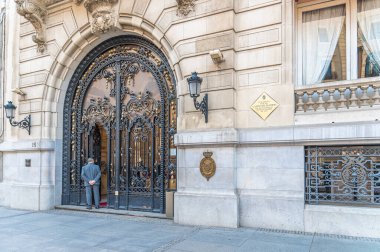 MADRID, İspanya - 10 Kasım 2022: 1910 'da Alcala Caddesi' ndeki Madrid Kumarhanesi 'nin modernist cephesinin ve girişinin ayrıntıları