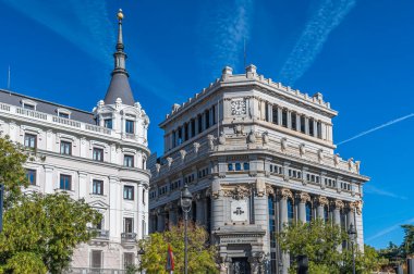 MADRID, SPAIN - 6 Kasım 2022: İspanya 'nın Madrid kentindeki Cervantes Enstitüsü Genel Merkezi, Gran Via' nın yanındaki popüler Alcala caddesinde yer almaktadır. Cervantes Enstitüsü, İspanya tarafından 1991 yılında kurulan bir kamu kurumudur.