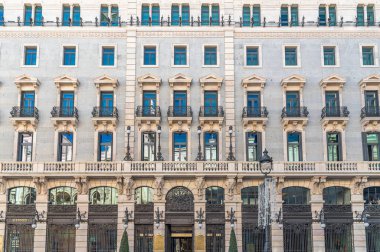 MADRID, İspanya - 10 Kasım 2022: Madrid, İspanya 'nın merkezindeki bir lüks ikon olan Canalejas Kompleksi' nde bulunan Four Seasons Hotel 'in cephesi