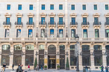 MADRID, İspanya - 10 Kasım 2022: Madrid, İspanya 'nın merkezindeki bir lüks ikon olan Canalejas Kompleksi' nde bulunan Four Seasons Hotel 'in cephesi
