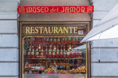 MADRID, İspanya - 10 Kasım 2022: İspanya 'nın Madrid kentinde İber jambonu ve diğer İber şarküteri ürünleri satan ünlü bir mağaza ve restoran olan Museo del Jamon' un Şovu