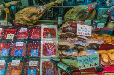 MADRID, İspanya - 10 Kasım 2022: İspanya 'nın Madrid kentinde İber jambonu ve diğer İber şarküteri ürünleri satan ünlü bir mağaza ve restoran olan Museo del Jamon' un Şovu