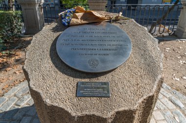 MADRID, İspanya - 6 Kasım 2022: Madrid, İspanya 'daki Fransız Enstitüsü önünde bulunan Kasım 2015 Paris saldırılarının kurbanlarının anısına anıt