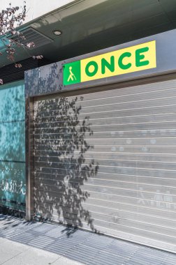 MADRID, İspanya - 6 Kasım 2022: BİRLİK Madrid Bölge Heyeti Cephesi (İspanya Körler Ulusal Örgütü). BİRİK sosyal nitelikli bir kamu kuruluşudur, sosyal amaçları kişiliğinin gelişmesine yöneliktir.