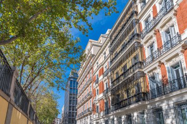 MADRID, SPAIN - NOVEMBER 6, 2022: PSN (Prevision Sanitaria Nacional) İspanya 'nın Madrid kentinde, mimar Ricardo Velazquez Bosco tarafından 1888 yılında inşa edilmiş bir bina. PSN üniversitenin sigorta şirketidir.