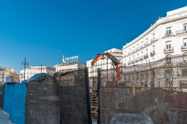 MADRID, İspanya - 10 Kasım 2022: Madrid 'in merkez meydanı Puerta del Sol' un yenileme ve yenileme çalışmaları sırasında manzarası