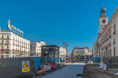 MADRID, İspanya - 10 Kasım 2022: Madrid 'in merkez meydanı Puerta del Sol' un yenileme ve yenileme çalışmaları sırasında manzarası