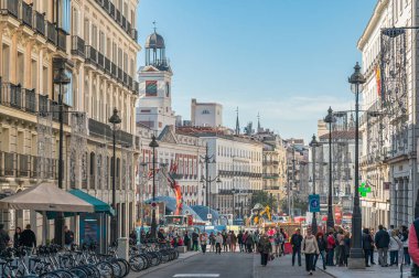 MADRID, İspanya - 10 Kasım 2022: Madrid 'in merkez meydanı Puerta del Sol' un görüntüsü