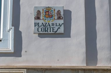 MADRID, SPAIN - 10 Kasım 2022: Madrid 'de seramik sanatçı Alfredo Ruiz de Luna tarafından 90' larda tasarlanmış güzel fayanslı sokak tabelaları