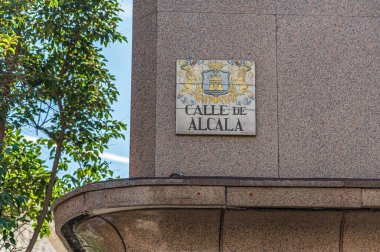 MADRID, SPAIN - 6 Kasım 2022: Madrid 'de seramik sanatçı Alfredo Ruiz de Luna tarafından 90' larda tasarlanmış güzel fayanslı sokak tabelaları