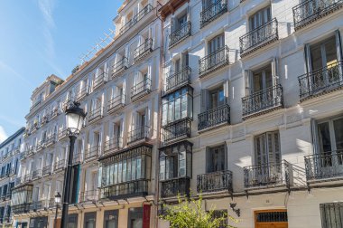 MADRID, İspanya - 6 Kasım 2022: Madrid, İspanya 'daki şehir manzarası, cadde ve binaların manzarası