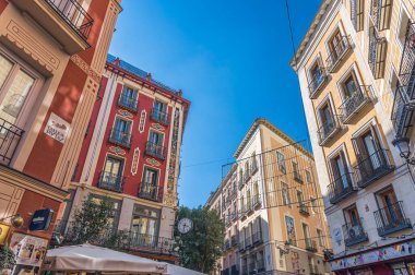 MADRID, SPAIN - 10 Kasım 2022 İspanya 'nın Madrid kentindeki Plaza Belediye Başkanı etrafındaki sokak ve binaların manzarası