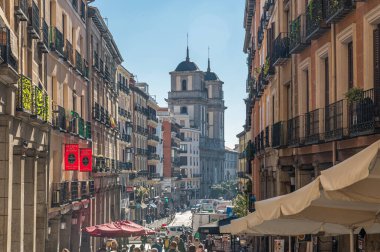 MADRID, SPAIN - 10 Kasım 2022 İspanya 'nın Madrid kentindeki Plaza Belediye Başkanı etrafındaki sokak ve binaların manzarası