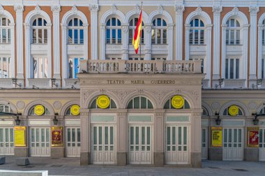MADRID, İspanya - 6 Kasım 2022: Madrid, İspanya 'daki Maria Guerrero Tiyatrosu cephesi, 1885 yılında inşa edilen neoklasik bir bina. Valle-Inclan tiyatrosu ile birlikte Ulusal Drama Merkezi 'nin (CDN) merkezidir.