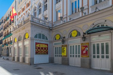 MADRID, İspanya - 6 Kasım 2022: Madrid, İspanya 'daki Maria Guerrero Tiyatrosu cephesi, 1885 yılında inşa edilen neoklasik bir bina. Valle-Inclan tiyatrosu ile birlikte Ulusal Drama Merkezi 'nin (CDN) merkezidir.
