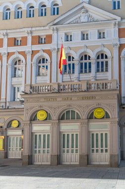 MADRID, İspanya - 6 Kasım 2022: Madrid, İspanya 'daki Maria Guerrero Tiyatrosu cephesi, 1885 yılında inşa edilen neoklasik bir bina. Valle-Inclan tiyatrosu ile birlikte Ulusal Drama Merkezi 'nin (CDN) merkezidir.