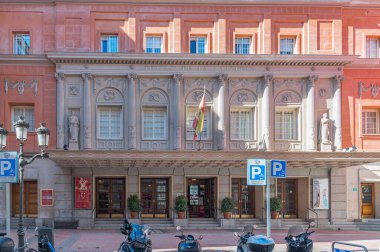 MADRID, İspanya - NOVEMBER 6, 2022: Madrid, İspanya 'da bir tiyatro olan Theatro de la Zarzuela' nın cephesi, daha çok Zarzuela 'ya (İspanyol geleneksel müzikal tiyatro türü) adanmıştır.)