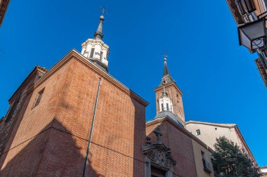 İspanya 'nın Madrid kentindeki San Nicolas de Bari (ya da Los Servitas) ortaçağ kilisesinin Barok cephesi ve Mudejar çan kulesi. Madrid 'in en eski tapınaklarından biri.