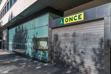 MADRID, İspanya - 6 Kasım 2022: BİRLİK Madrid Bölge Heyeti Cephesi (İspanya Körler Ulusal Örgütü). BİRİK sosyal nitelikli bir kamu kuruluşudur, sosyal amaçları kişiliğinin gelişmesine yöneliktir.