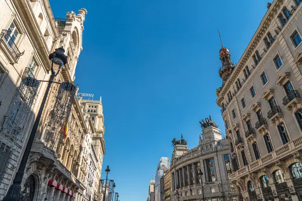 MADRID, SPAIN - NOVEMBER 10, 2022: Madrid 'deki Alcala caddesinin tarihi binaları: Casino de Madrid, Galeria Canalejas, Banco de Bilbao Building ve Generali Building