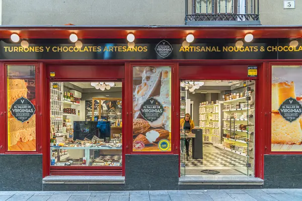 MADRID, SPAIN - 10 Kasım 2022: Madrid, İspanya 'daki El Taller de Virginias mağazasının sergisi, sanatsal nugat ve diğer tatlılar üzerine uzmanlaşmıştır.