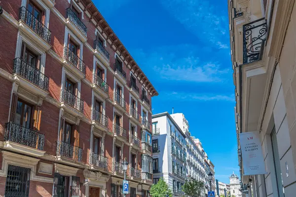 MADRID, İspanya - 6 Kasım 2022: Madrid, İspanya 'daki şehir manzarası, cadde ve binaların manzarası