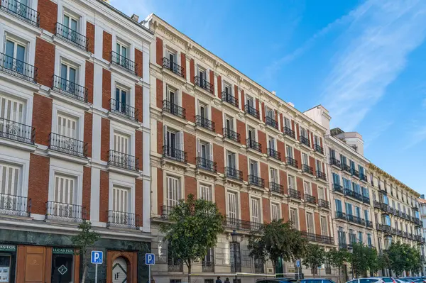 MADRID, İspanya - 6 Kasım 2022: Madrid, İspanya 'daki şehir manzarası, cadde ve binaların manzarası