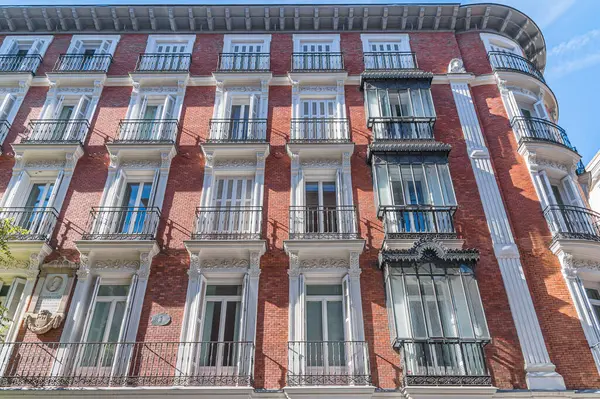 MADRID, İspanya - 6 Kasım 2022: Madrid, İspanya 'daki şehir manzarası, cadde ve binaların manzarası